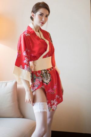 蒙上眼睛的女大学生