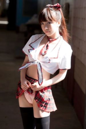 女仆露出双乳给客人玩