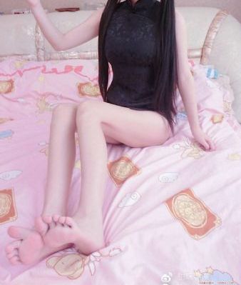 脱了内裤一边亲一边摸